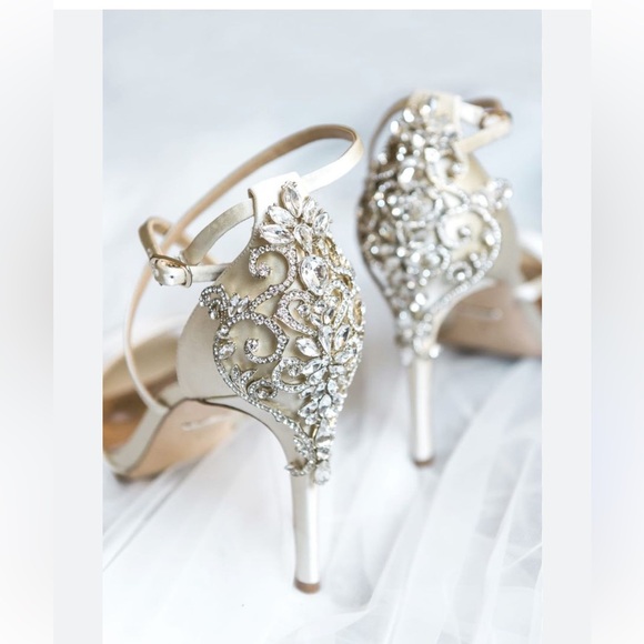 Badgley Mischka Karson Ankle Strap Peep
Toe Pump Ivory Satin women size 9 4.5" - Picture 5 of 17